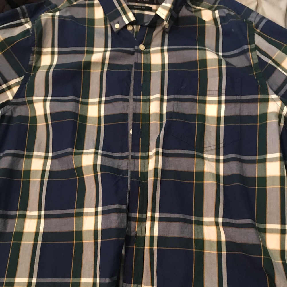 This is Nautica shirt Blue and yellow is the color